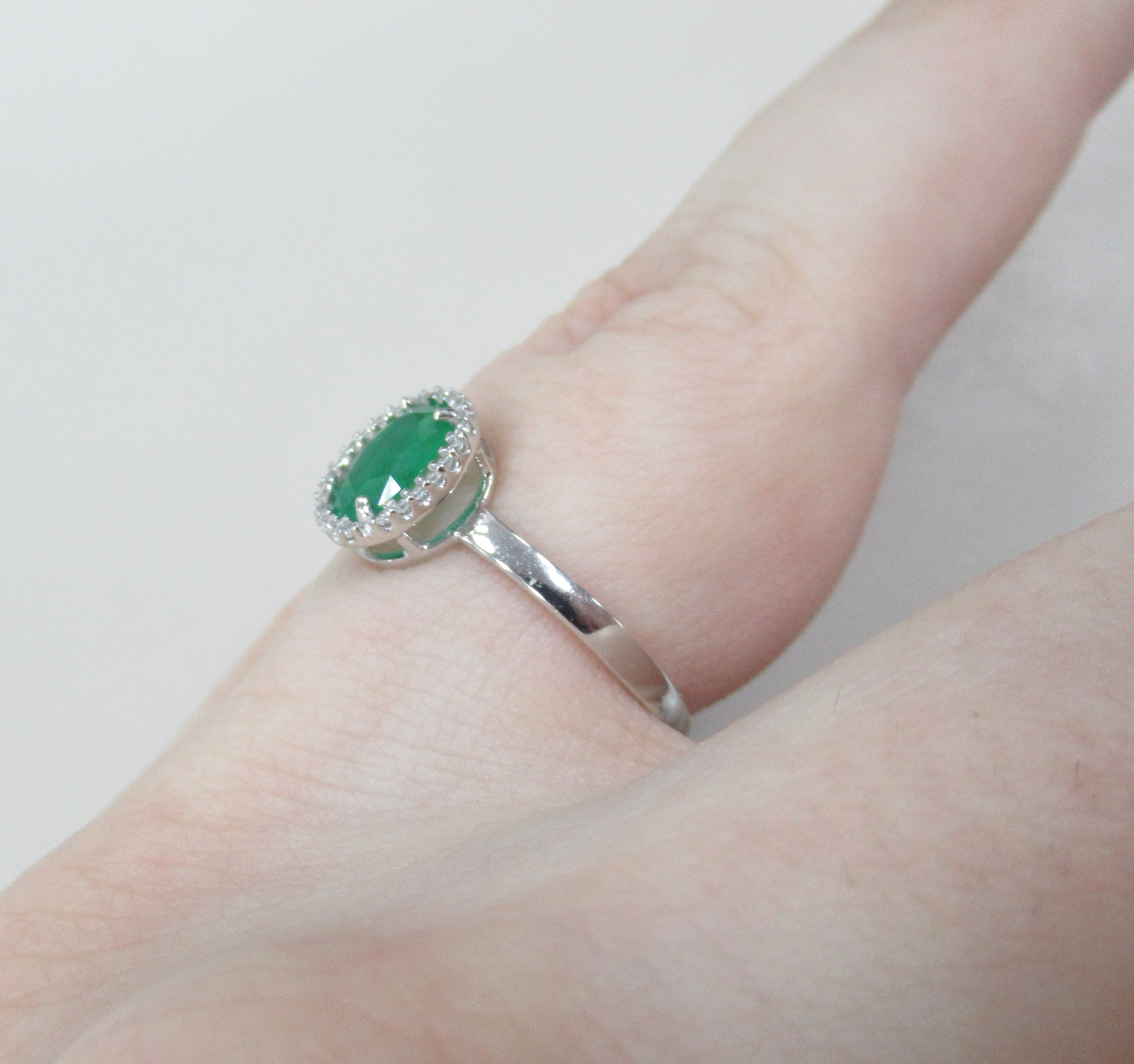 Кольцо из белого золота с изумрудом